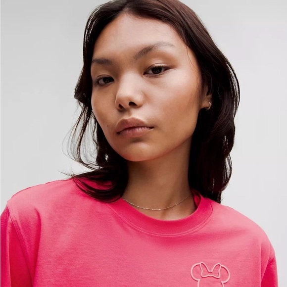 DISNEY X LULULEMON ALL YOURS CROPPED TSHIRT~LIP GLOSS SIZE 8 - Picture 4 of 10